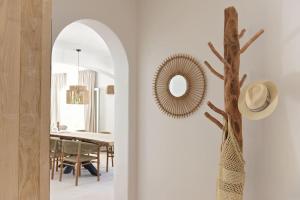a hallway with a mirror and a dining room at Casa dos Islas in San Antonio Bay