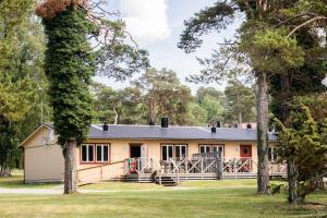 una casa en el bosque con árboles en Visby Gustavsvik, en Visby