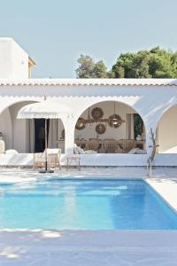 een zwembad met een witte luifel en een parasol bij Casa dos Islas in San Antonio Bay