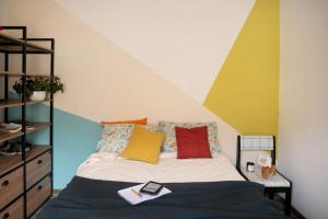 um quarto com uma cama com paredes coloridas em Luma Esquel em Esquel