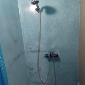 eine Dusche mit Duschkopf im Bad in der Unterkunft Maison d´hôtes Amazir in Ouzoud