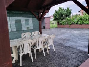 einen weißen Tisch und Stühle unter einem Pavillon in der Unterkunft Apartman Martina in Gospić
