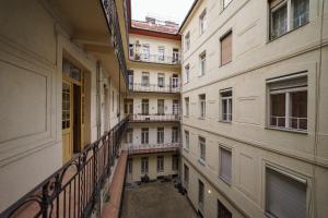 uitzicht op een steeg tussen twee gebouwen bij Cityscape Apartments Danube in Boedapest