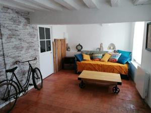 1 dormitorio con 1 cama y 1 bicicleta en una habitación en La Dent de Croiacus - Gîte 4 personnes proche de Chambord, en Chambord