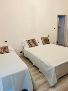 duas camas sentadas uma ao lado da outra num quarto em Appartamento Bilocale Moderno Marina Centro Rimini em Rimini