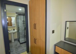 Een badkamer bij Mykonut Boutique Suites