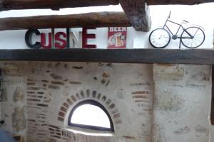 eine Uhr und ein Fahrrad auf einem Gebäude in der Unterkunft La Dent de Croiacus - Gîte 4 personnes proche de Chambord in Chambord