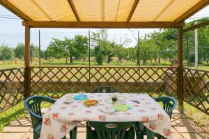 stół z talerzem jedzenia na ganku w obiekcie Il Pino - monolocale Lavanda w mieście Cecina