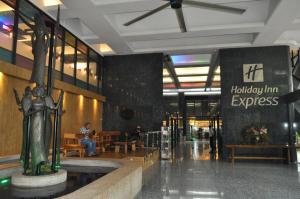 een lobby van een gebouw met een bord dat de Holiday Inn Express leest bij Holiday Inn Express Kuala Lumpur City Centre, an IHG Hotel in Kuala Lumpur