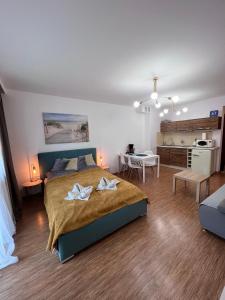 1 dormitorio con 1 cama con 2 toallas en Apartamenty Na Zdrojowej, en Świnoujście