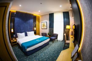 Postel nebo postele na pokoji v ubytování Iris Hotel Baku - Halal Hotel