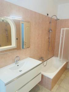 uma casa de banho com um chuveiro, um lavatório e uma banheira em Appartamento Bilocale Moderno Marina Centro Rimini em Rimini