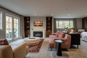 sala de estar con muebles y chimenea en Oakview en Hanmer Springs