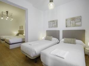 Posteľ alebo postele v izbe v ubytovaní SibsBcn-Paseo de Gracia Luxury Exclusive Gaudí