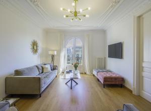 巴塞隆納的住宿－SibsBcn-PaseodeGracia Luxury Exclusive Gaudi，客厅配有沙发和桌子