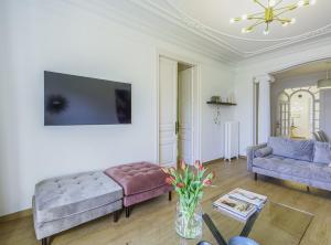 Televízia a/alebo spoločenská miestnosť v ubytovaní SibsBcn-Paseo de Gracia Luxury Exclusive Gaudí