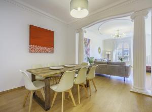een eetkamer met een tafel en stoelen en een bank bij SibsBcn-PaseodeGracia Luxury Exclusive Gaudi in Barcelona