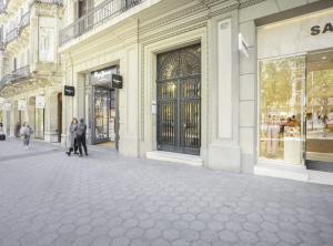 巴塞隆納的住宿－SibsBcn-PaseodeGracia Luxury Exclusive Gaudi，一群人走在商店前的街道上