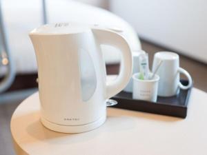 - une cafetière blanche assise sur une table dans l'établissement Super Hotel Tokyo Kinshicho Ekimae / Vacation STAY 79354, à Tokyo