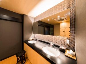 une salle de bain avec deux lavabos et un grand miroir dans l'établissement Super Hotel Tokyo Kinshicho Ekimae / Vacation STAY 79354, à Tokyo 15 autres photos