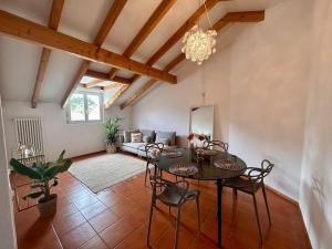 Istumisnurk majutusasutuses Cozy Ascona: attico mansardato