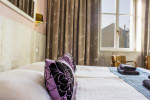 Posteľ alebo postele v izbe v ubytovaní Royal Court Hotel