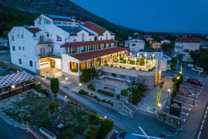 una vista aérea de un edificio en una ciudad por la noche en Hotel Vicko en Starigrad-Paklenica