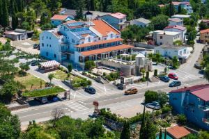 Luftblick auf eine Straße in einer Kleinstadt in der Unterkunft Hotel Vicko in Starigrad-Paklenica