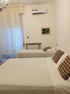 um quarto com 2 camas e uma janela em Appartamento Bilocale Moderno Marina Centro Rimini em Rimini