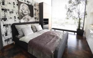 a bedroom with a bed with a poster of a woman at Hollywood Dream 