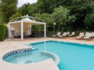 Bazén v ubytování Stunning Holiday Home in Foligno with Sauna nebo v jeho okolí