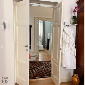 una habitación con una puerta con una bata colgada en B&B 102, en Taranto