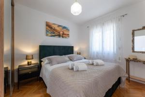 Imagen de la galería de Treno, Luxurious Apartment with Jacuzzi and Sea-View, en Trogir