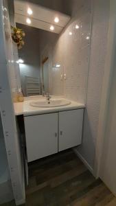y baño con lavabo blanco y espejo. en Appartement T2 hyper centre Luchon en Luchon