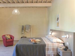 Un dormitorio con una cama con una bandeja de comida. en Modern Apartment in Agliana with Shared Garden, en Agliana