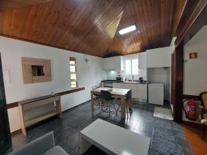 sala de estar con mesa y cocina en 3A Botanical Dimensions Nature Terraces BBQ, en Faial