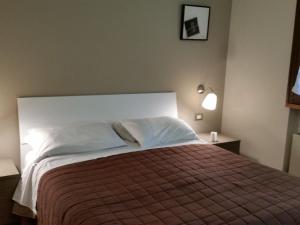 Postelja oz. postelje v sobi nastanitve Seclusive Apartment in Sirmione near Lake
