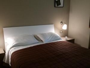 Postelja oz. postelje v sobi nastanitve Seclusive Apartment in Sirmione near Lake