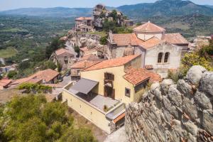 un piccolo villaggio su una collina con case di La Dimora del Castelluccio a Castiglione di Sicilia