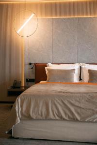 um quarto com uma cama grande e uma grande cabeceira. em Hotel Medistone em Omiš