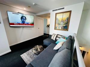 Elegant Splendor 3 bedroom Apartment with Tram Access的电视和/或娱乐中心