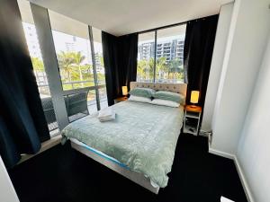 黄金海岸Elegant Splendor 3 bedroom Apartment with Tram Access的一间带床和大窗户的卧室 更多35张照片