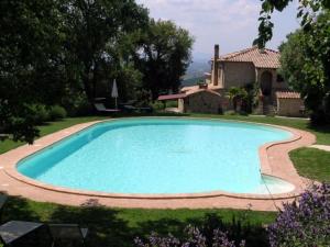 una piscina en el patio de una casa en Pleasant holiday home in Seggiano with private terrace, en Seggiano