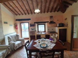 sala de estar con mesa y cocina en Pleasant holiday home in Seggiano with private terrace, en Seggiano