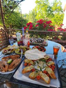 uma mesa com uma bandeja de comida em Аренда дома em Durleşti