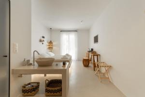 Camera bianca con lavandino e tavolo di Andros Utopia a Mpatsi (Batsi)