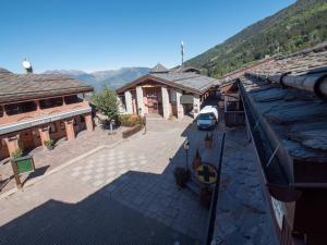 an overhead view of a building with a car parked in front at Appartement Valmorel, 4 pièces, 11 personnes - FR-1-291-749 in Valmorel