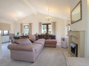uma sala de estar com um sofá e uma lareira em 27 Brocklehurst em Oakham