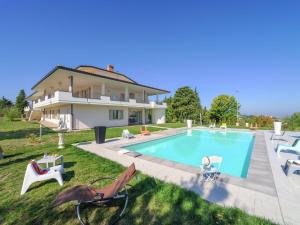 een villa met een zwembad en een huis bij Spacious Villa in Tavullia with Private Swimming Pool in Tavullia
