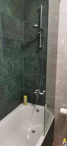 La salle de bains est pourvue d'une douche et d'une baignoire. dans l'établissement Nowy 1 z 2 pokoi w mieszkaniu w Ursusie, à Varsovie